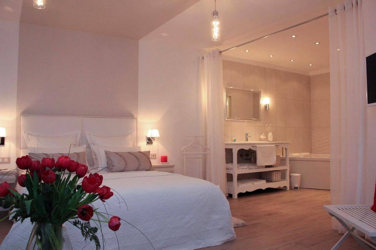Large room with double bed or twin beds in Steenvoorde, Région de Dunkerque