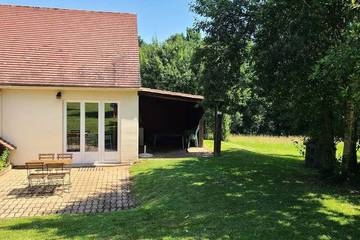 Location de vacances pour 5 personnes, avec sauna ainsi que terrasse et piscine, animaux acceptés à La Douze