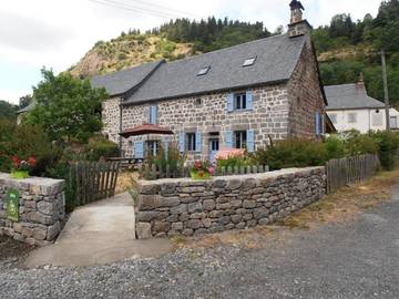 Gîte pour 11 personnes, avec jardin à Albepierre-Bredons