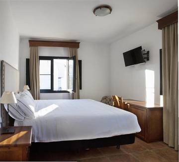 Hôtel pour 5 personnes, avec piscine ainsi que terrasse et vue, animaux acceptés à Olvera