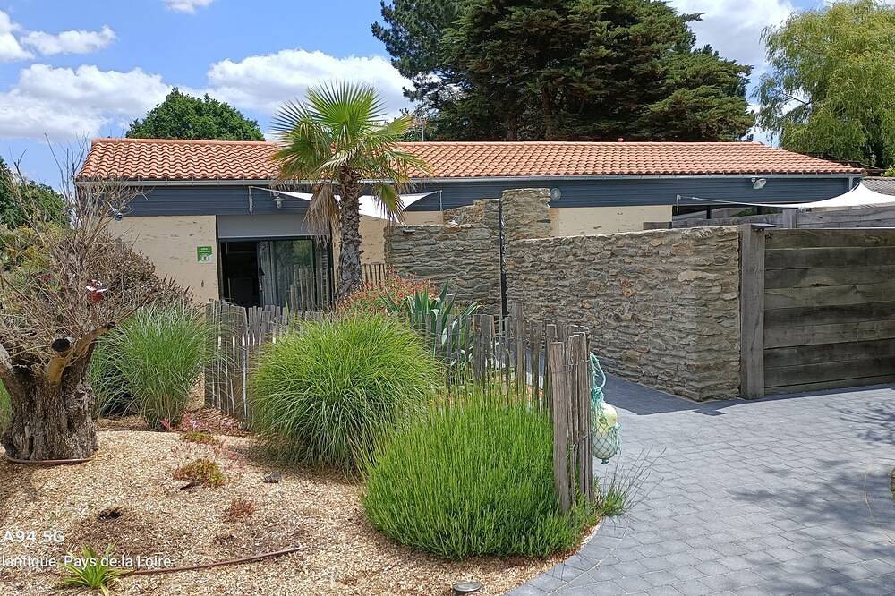 Gite 7 persons 15 min walk from the beach with swimming pool and spa in Les Moutiers-en-Retz, Côte de Jade