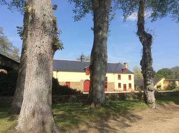 Gîte pour 13 personnes, avec vue ainsi que vue sur le lac et jardin à Romillé