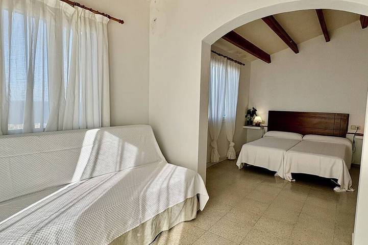 Villa Victor, Villa Victor Pont d'en Gil in Cala Blanes, Ciutadella