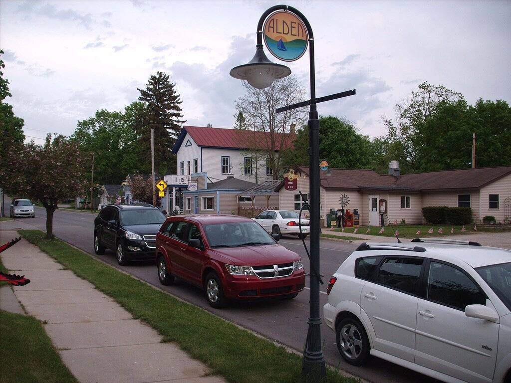 Alden Sunrise Cabin in der malerischen Innenstadt von Alden in der Nähe von Torch Lake in Torch Lake