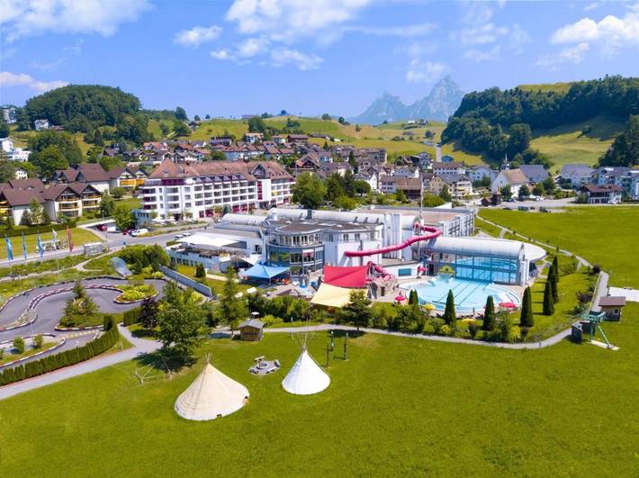 Hotel für 4 Personen, mit Terrasse und Whirlpool sowie Garten und Kinderpool in Morschach
