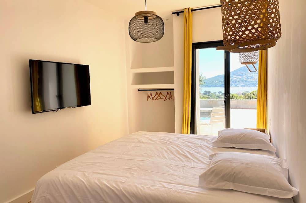 3-bedroom villa with swimming pool and panoramic sea view over the Gulf of Sagone. in Sagone, Vico