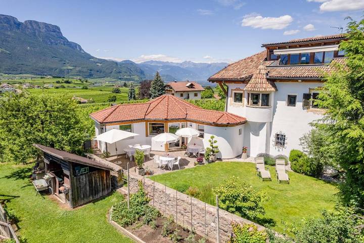 Ferienwohnung für 3 Personen, mit Terrasse und Garten sowie Ausblick in Girlan