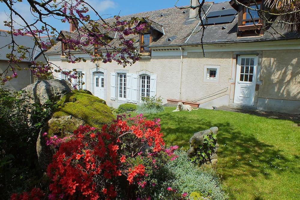 Chambres et table d'hôtes à la ferme, Lourdes, Pyrénées, Anousta in Loubajac, Hautes-Pyrénées