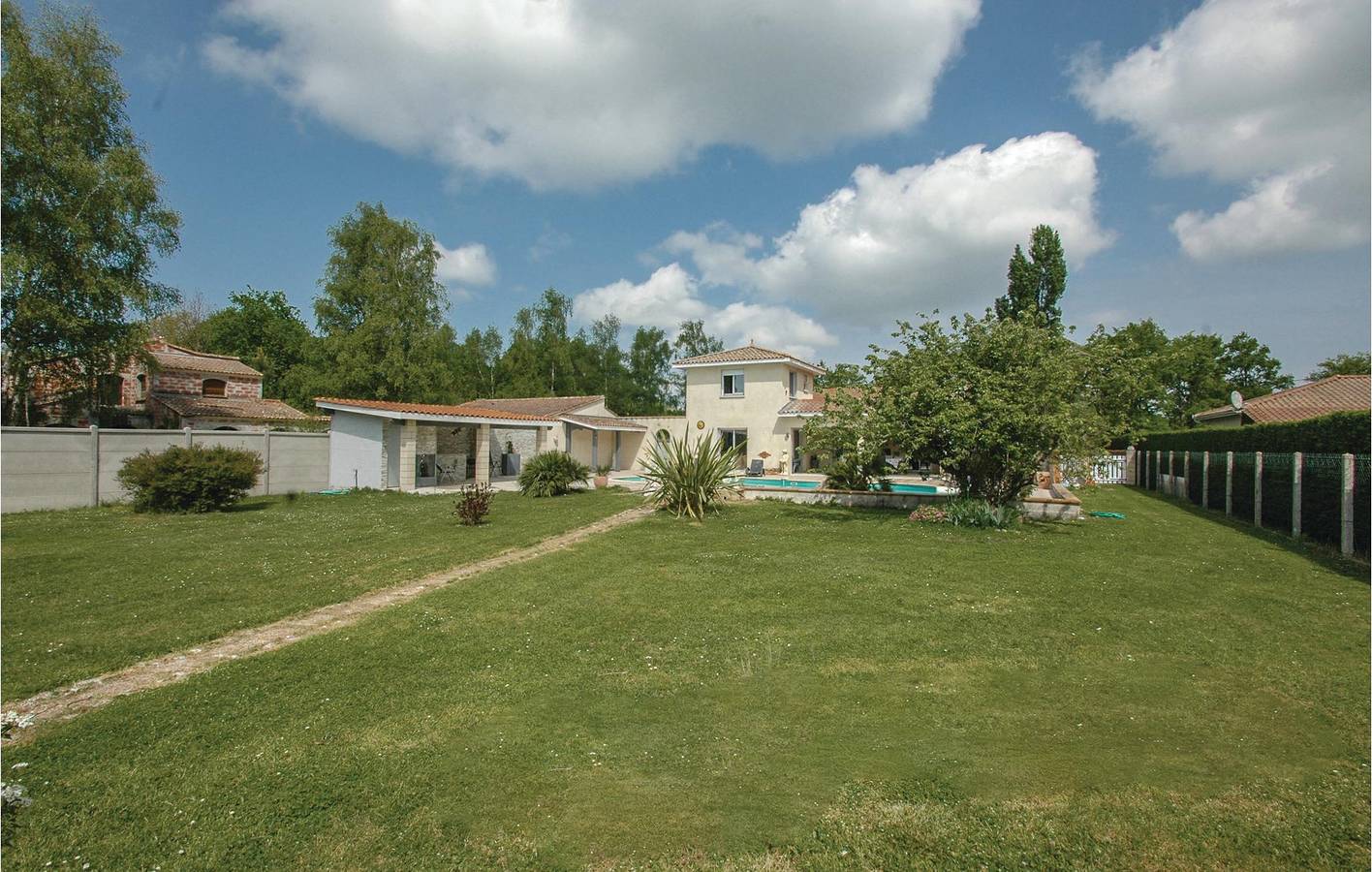 Retraite au bord de la piscine près de Saint-Vivien in Saint-Vivien-de-Médoc, Région de Lesparre-Médoc