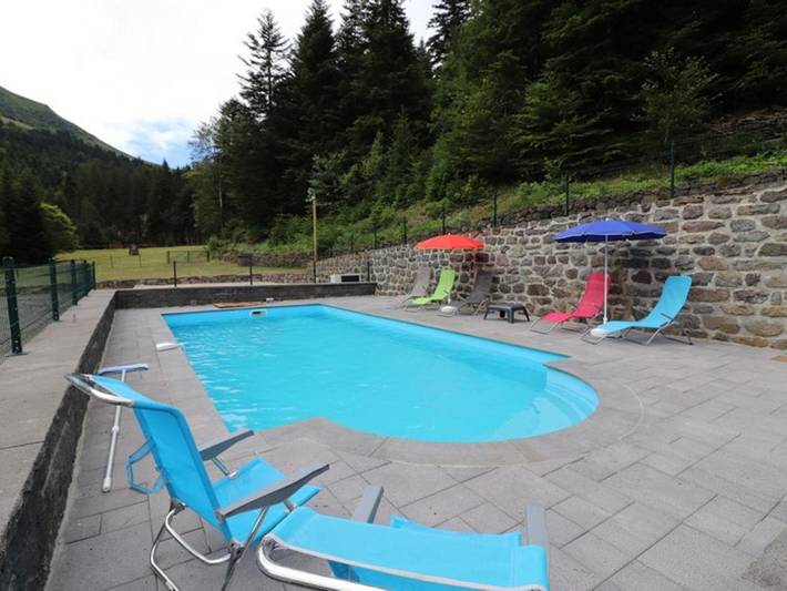 Location de vacances pour 5 personnes, avec Terrasse ainsi que Jardin et Piscine à Le Falgoux - 3