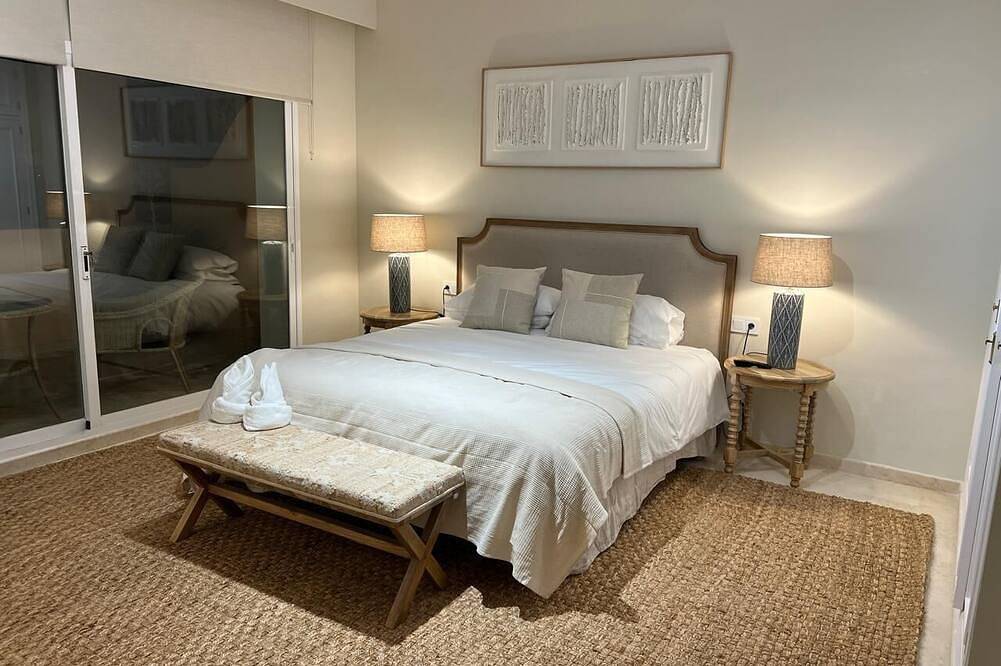 Entire apartment, Costa del sol penthouse 500m from beach w/oversized terrace in Sun Beach, Estepona