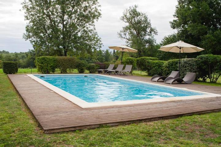Location de vacances pour 28 personnes, avec Jardin et Piscine à Eygurande-et-Gardedeuil