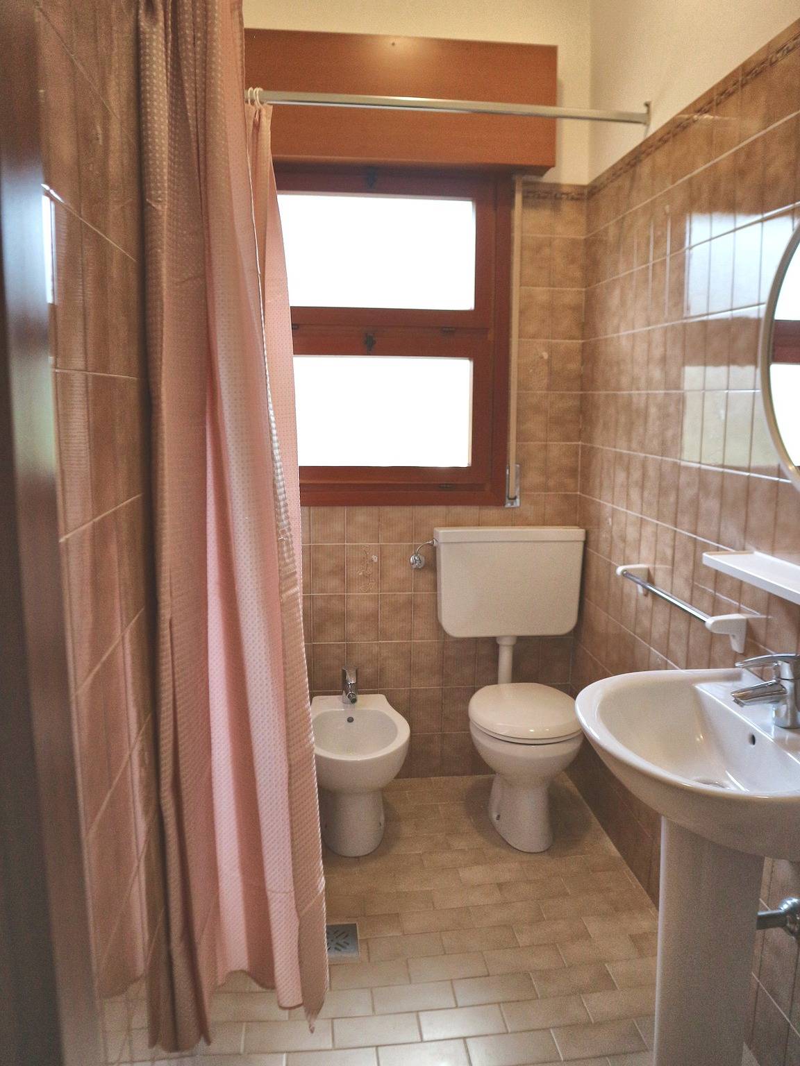 Ganze Wohnung, Modernes Apartment, 1,5 km vom Strand entfernt, mit WLAN und Parkplatz in Lignano Sabbiadoro, Udine Provinz
