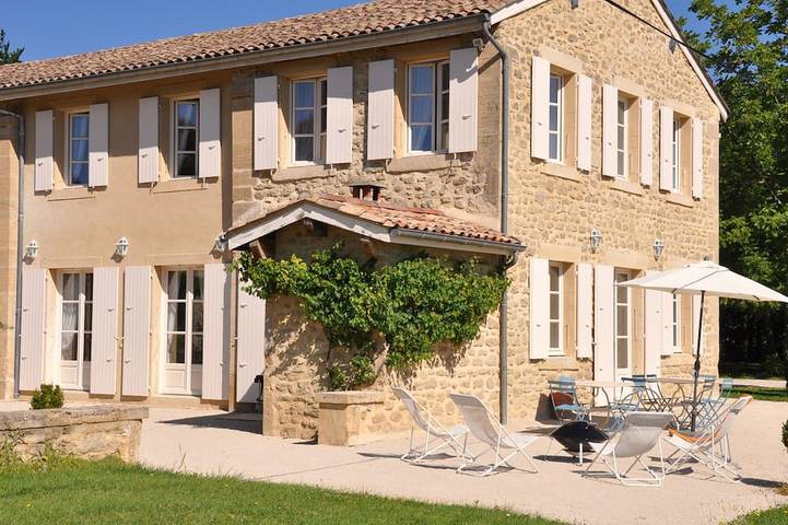 Location de vacances pour 10 personnes, avec piscine et jardin à Divajeu