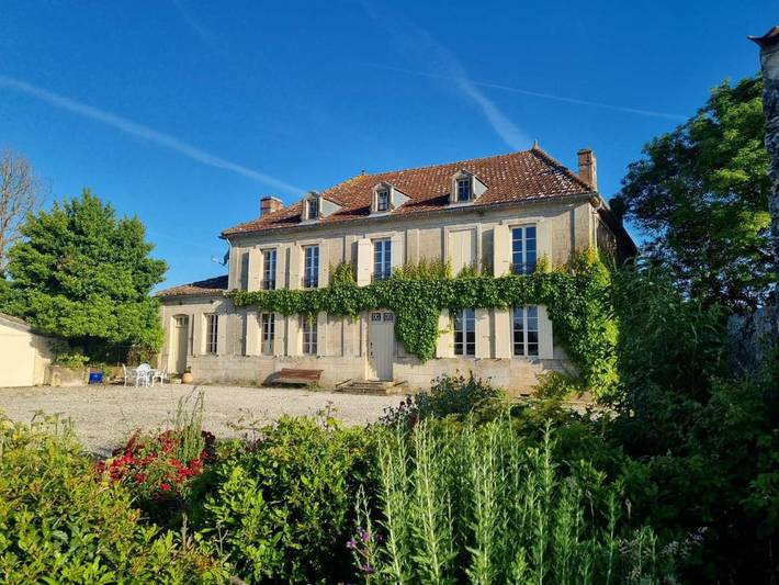 Location de vacances pour 2 personnes, avec terrasse et vue ainsi que jardin et piscine à Chaunac