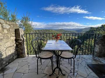 Gîte pour 4 personnes, avec vue et balcon à Venasque