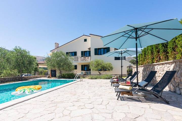 Apartament wakacyjny dla 3 osób, z basen i balkon/ taras w Baska