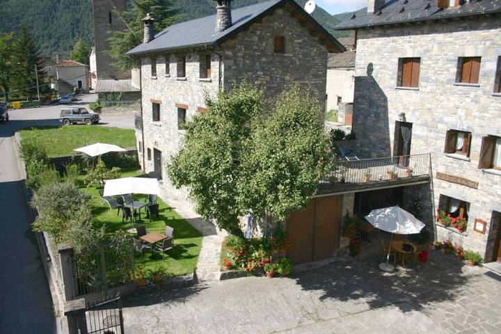 Chambre d’hôte pour 3 personnes, avec Terrasse et Jardin ainsi que Piscine et Vue dans Cirque de Gavarnie