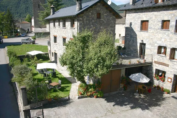Alojamiento y desayuno para 3 personas, con jardín y piscina además de vistas y terraza - 1