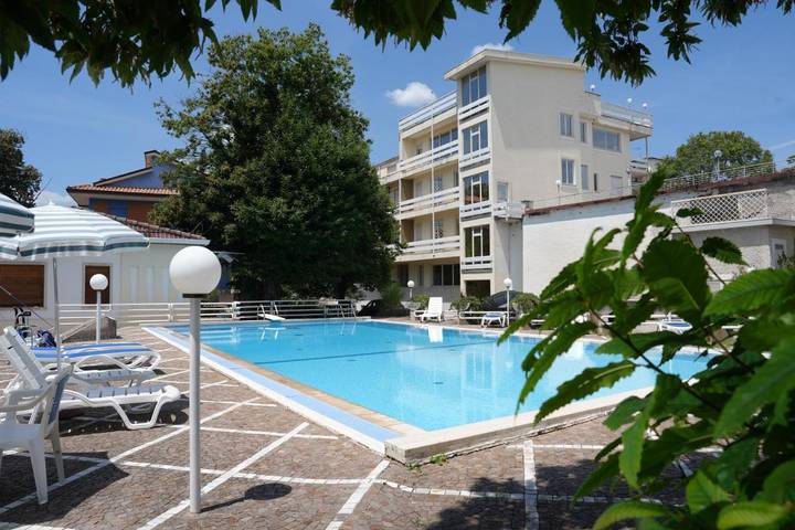 Hôtel, avec Terrasse et Jardin ainsi que Piscine et Sauna