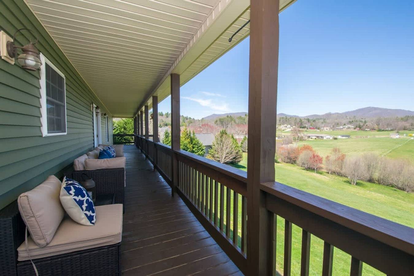 Scenic 4Br w Deck Farm Views Near Asheville in Blue Ridge Parkway, Fairview