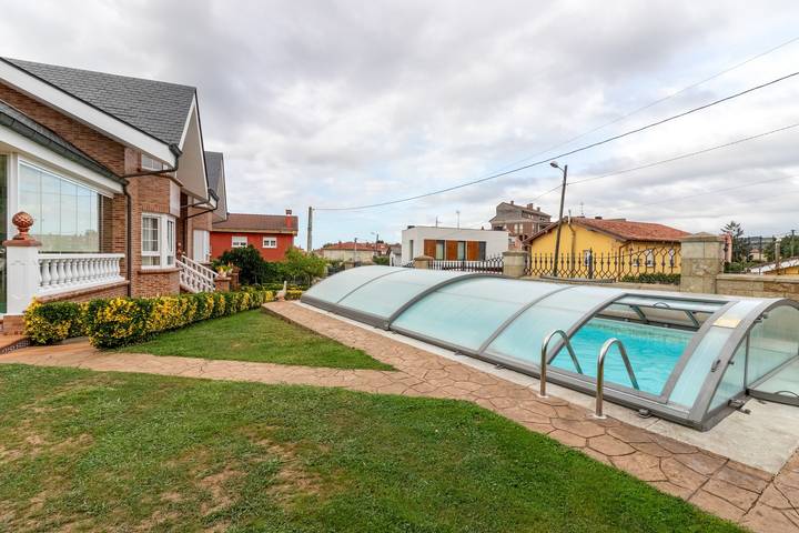 'Alojamientos Marte Habitación 4' con terraza y jardín compartidos in Torrelavega, Costa de Cantabria