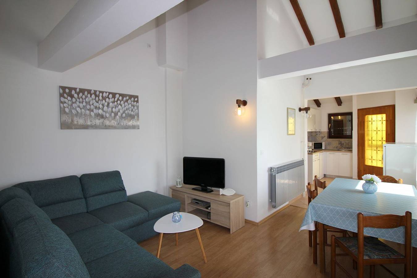 Appartamento intero, Charmantes Apartment mit privatem Balkon, Privatparkplatz, Wifi und nur 700 Meter zum Strand  in Parenzo, Parenzo (Grad)