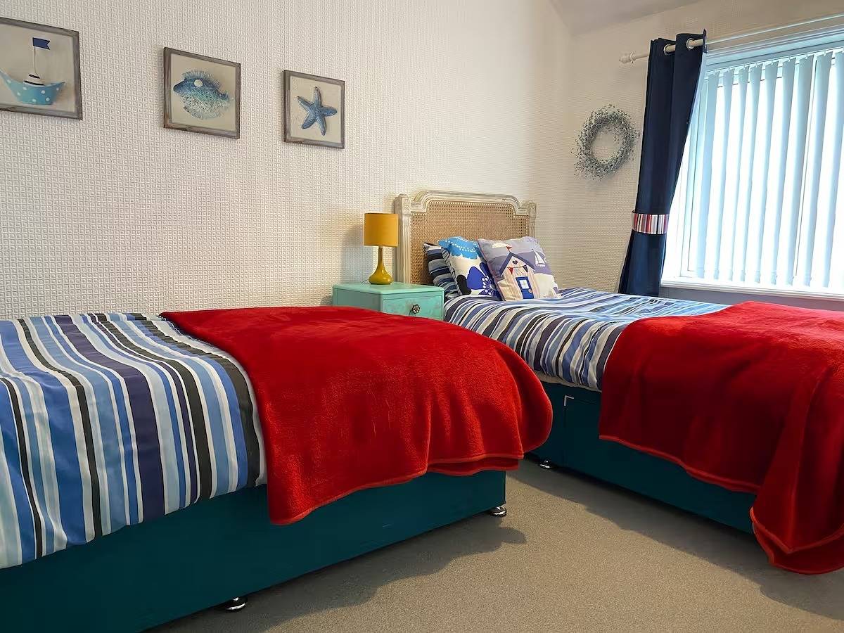 5 Bed Villa - Sleeps 10 - Pets - Garden - Parking in Skegness, Lincolnshire