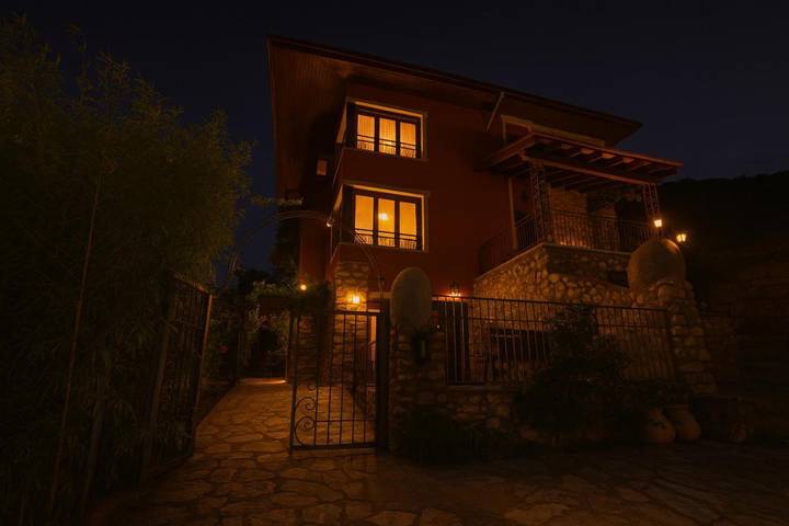 Appartement de vacances pour 14 personnes, avec terrasse ainsi que jardin et piscine, animaux acceptés - 1