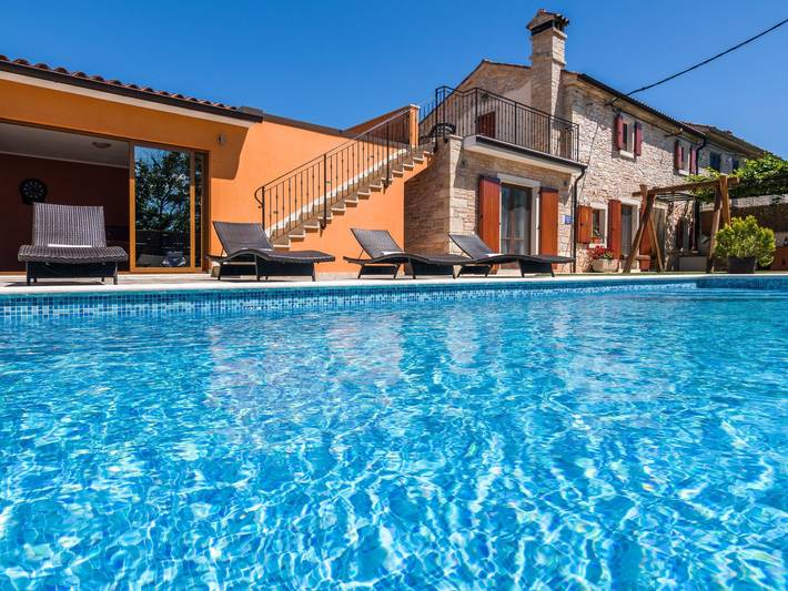 Ferienhaus für 7 Personen, mit Garten und Pool sowie Terrasse, mit Haustier