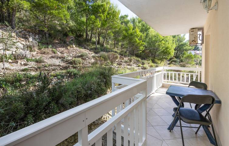 Ganze Ferienwohnung, Terrassen-Apartment am Strand mit WiFi und Parkplatz. in Lokva Rogoznica, Omis-Riviera