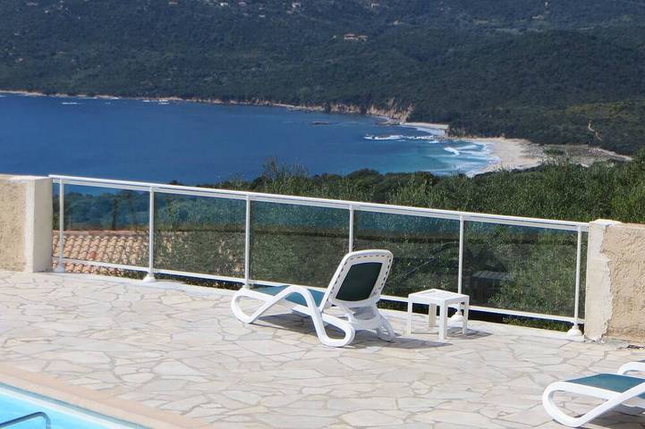 Location de vacances pour 5 personnes, avec jardin ainsi que terrasse et piscine à Serra-di-Ferro