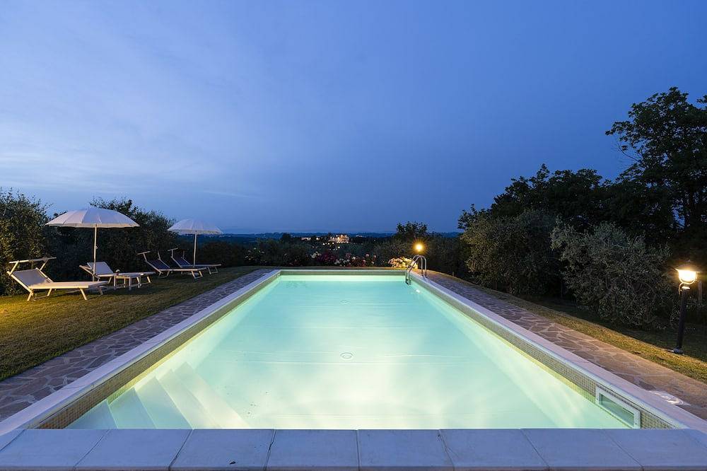 Agriturismo Pisa Hills-Girasole. Area Esterna Privata. Piscina & Jacuzzi. in Terricciola, Pisa e dintorni