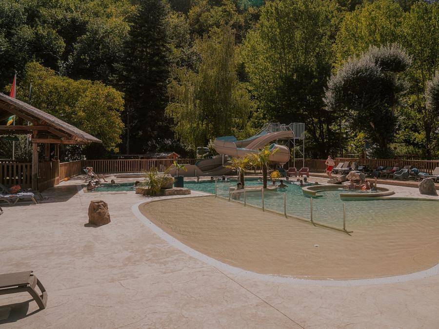 Flower Camping Le Pont du Tarn - Mobilheim 3 personen - Mobilheim Astria Standard 16 m² - 1 Schlafzimmer + überdachte Terrasse + Tv 2/3 Pers. in Florac-Trois-Rivières, Cevennen