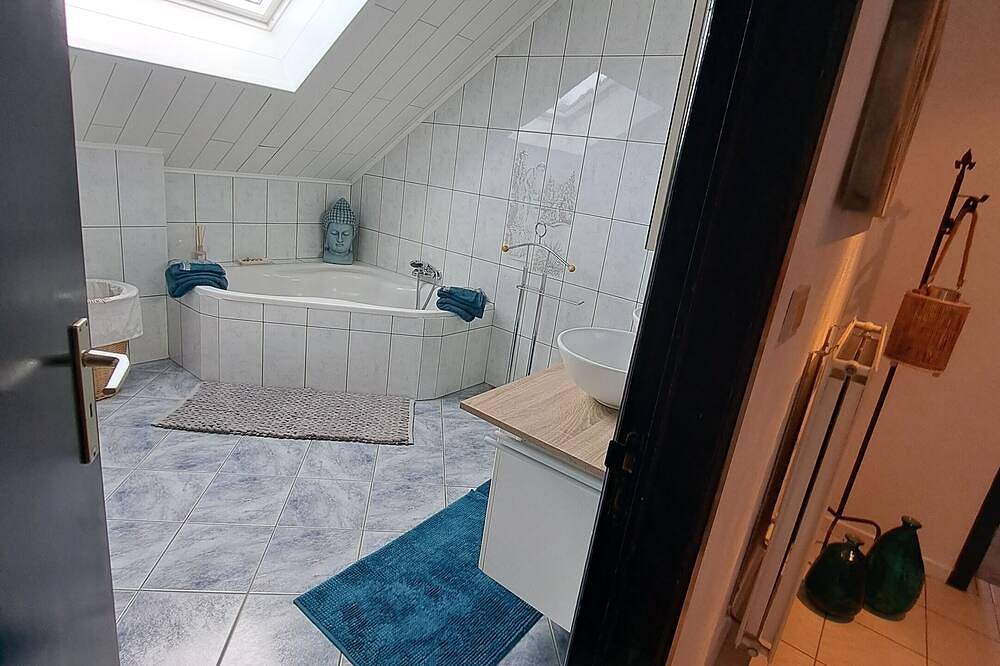 Loft Chez Baf-Suite-Eigenes Badezimmer-Blick auf die Landschaft in Wibrin, Houffalize