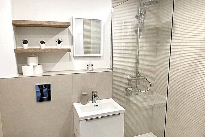 Entire apartment, Luxury By The Coast 6 in Galway, County Galway