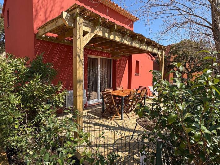 Gîte pour 6 personnes, avec terrasse ainsi que jardin et piscine