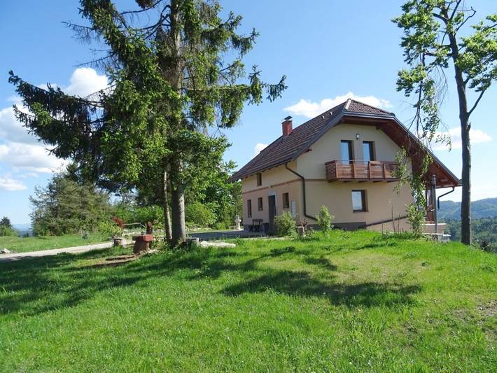 Location de vacances pour 10 personnes, avec jardin ainsi que sauna et vue à Logatec