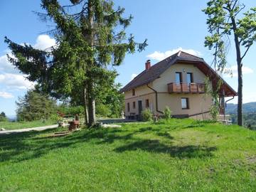 Gîte pour 10 personnes, avec vue ainsi que jardin et sauna à Logatec