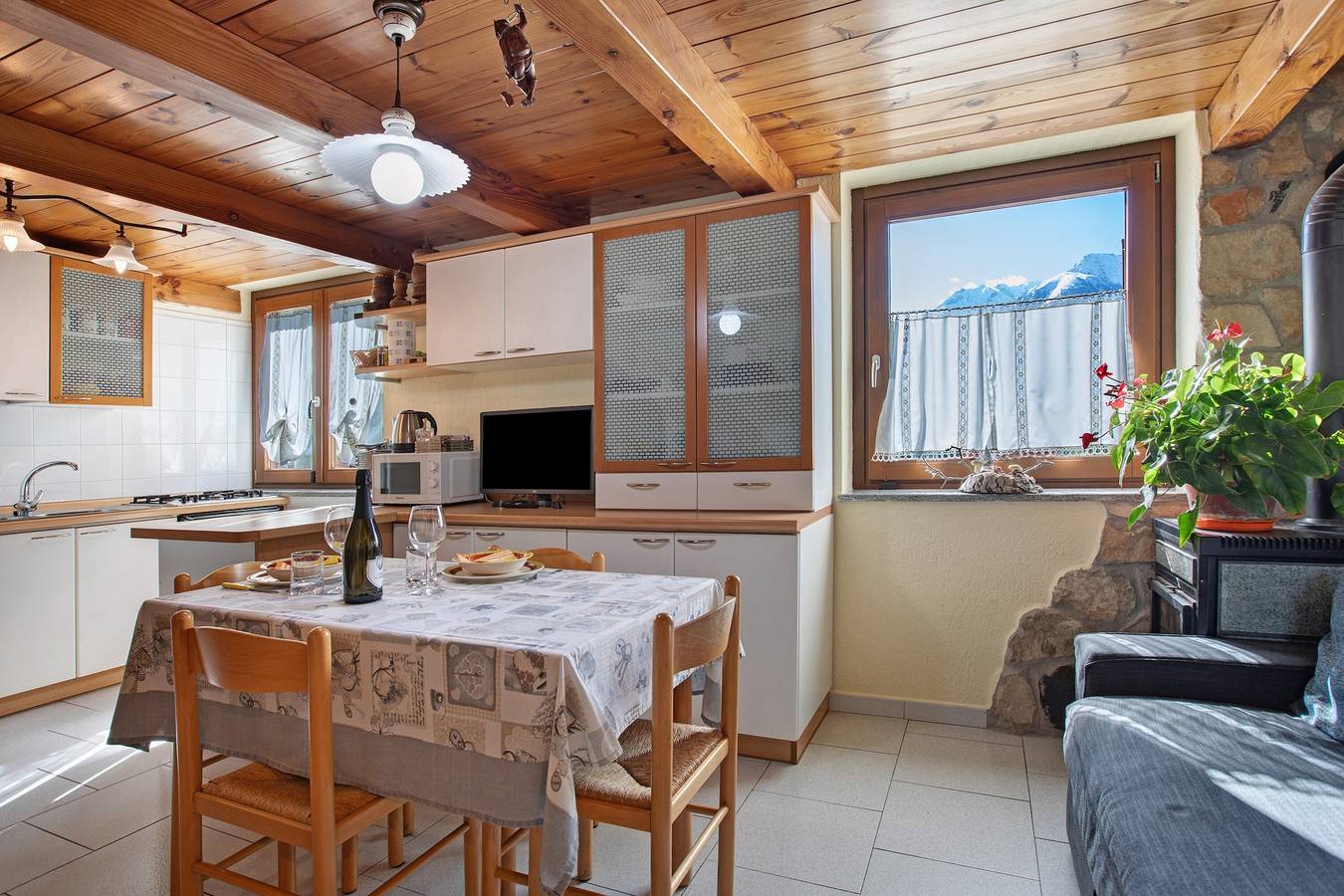Apartamento entero, Apartamento 'Eun Tchì Vo - Gignod' con vistas a la montaña, terraza y barbacoa compartida y Wi-Fi in Comune di Gignod, Alpes del Valais