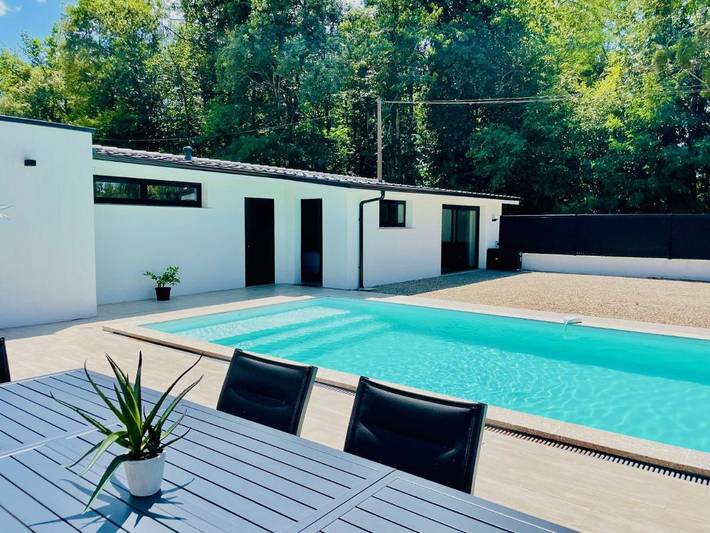 Gîte pour 4 personnes, avec piscine ainsi que jardin et terrasse à Saint-Selve