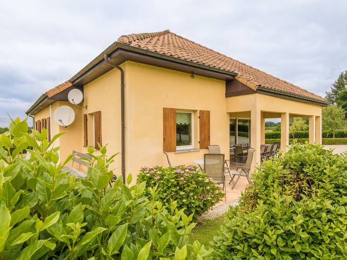 Location de vacances pour 15 personnes, avec Terrasse ainsi que Jardin et Piscine à Saint-Nexans