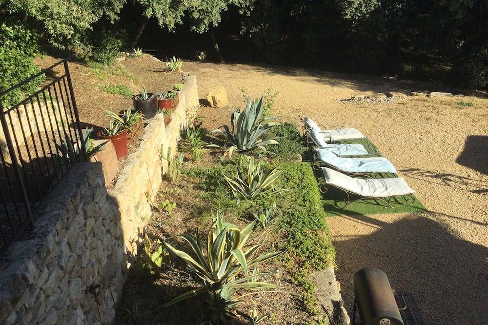 Provencal farmhouse in an estate with an exceptional view in Bollène, Vaucluse