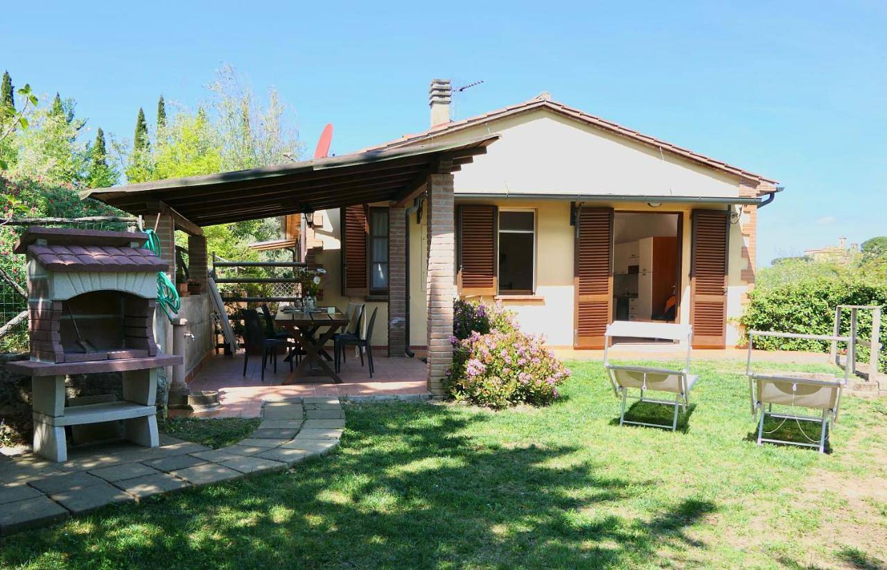 Isa-Chalet Elena in Montescudaio, with air conditioning, on the ground floor with fenced garden in Montescudaio, Etruskische Küste