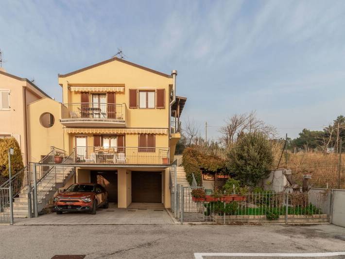 Agriturismo per 5 persone, con Balcone e Terrazza nonché Giardino a Loreto