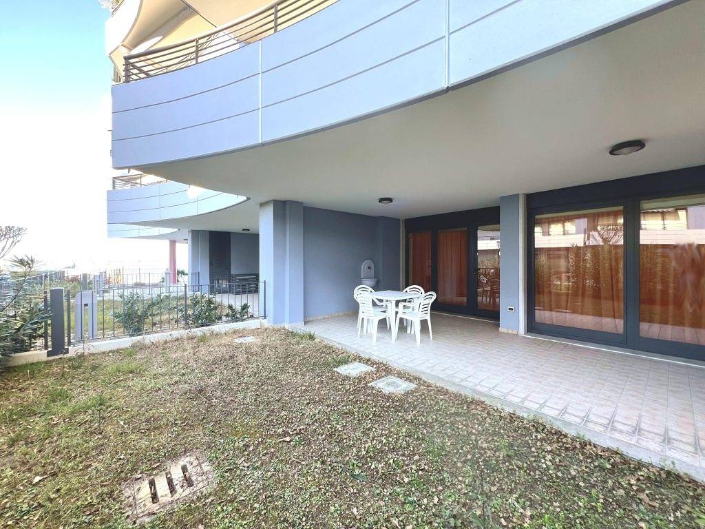 Appartamento intero, Luminoso appartamento con ampio giardino recintato in Grado, Provincia di Gorizia