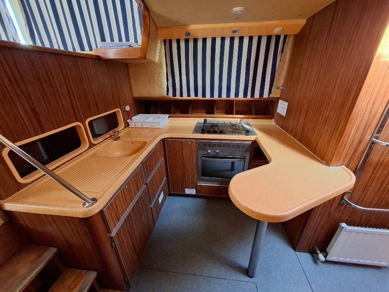 Séjour vintage à bord d'une péniche à Chenillé-Champteussé, 8-10 pers, grand espace extérieur in Chenillé-Changé, Région de Segré