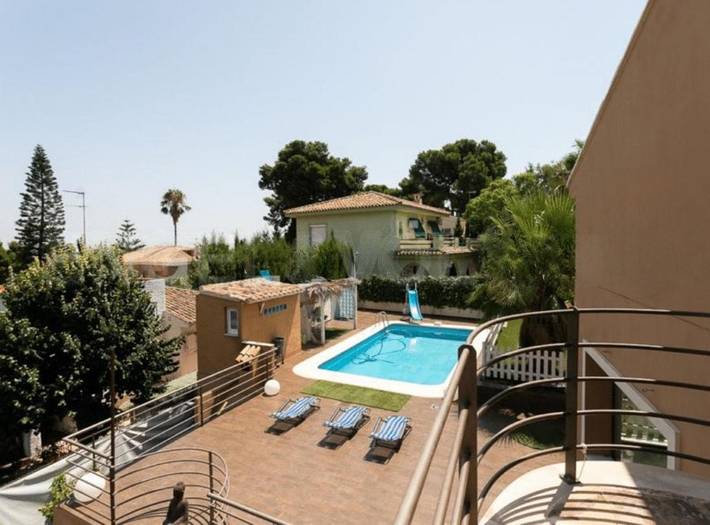 Casa de vacaciones para 16 personas, con piscina además de balcón y jacuzzi - 1