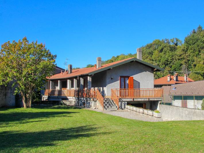 Ferienhaus für 4 Personen, mit Terrasse und Garten in Castelveccana