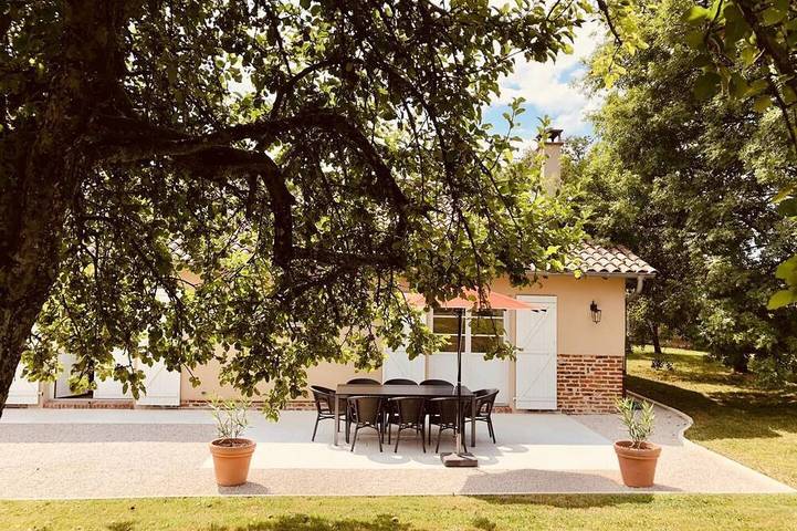 Location de vacances pour 6 personnes, avec jardin à Illiat